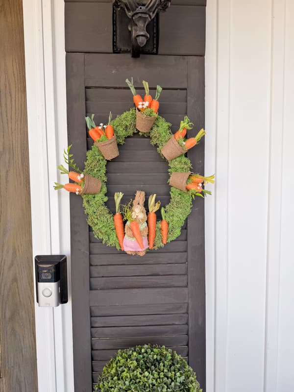 DIY Bunny Easter Wreath with Carrots and moss. 