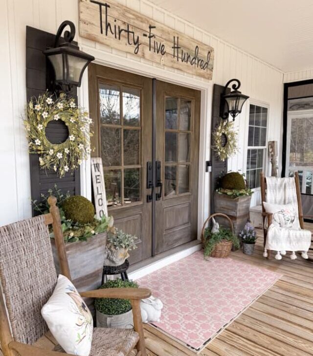 cropped-DIY-Porch-Decor-for-Spring-with-pink-rug-and-metal-flower-wreaths.jpg