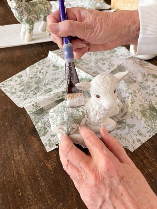 Apply napkin decoupage to Easter Lamb