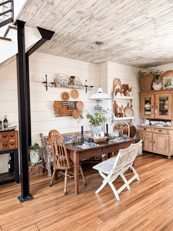 Farmhouse Dining Room ideas with blue and white Decorating on a budget ideas.  Modern Farmhouse.