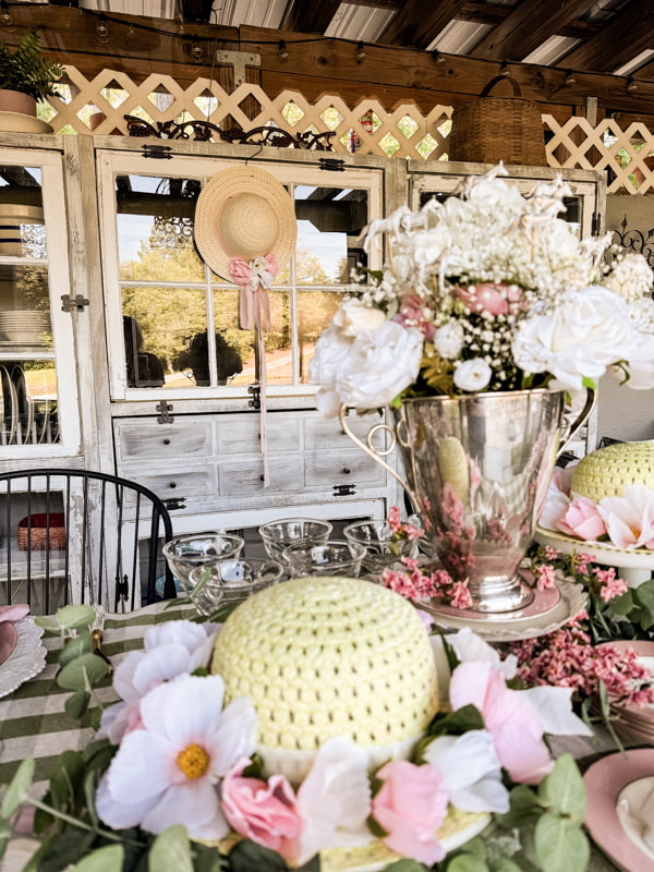 Hats and horse for centerpiece on the Kentucky Derby Party Table. 