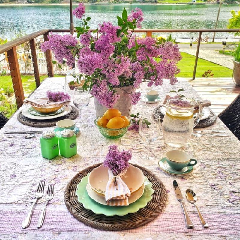 Spring Table Decor Ideas with fresh lilacs for an alfresco table. 