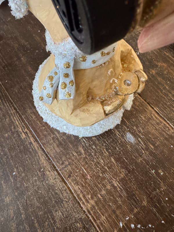 add dots of glue and gold glitter to the scarfs