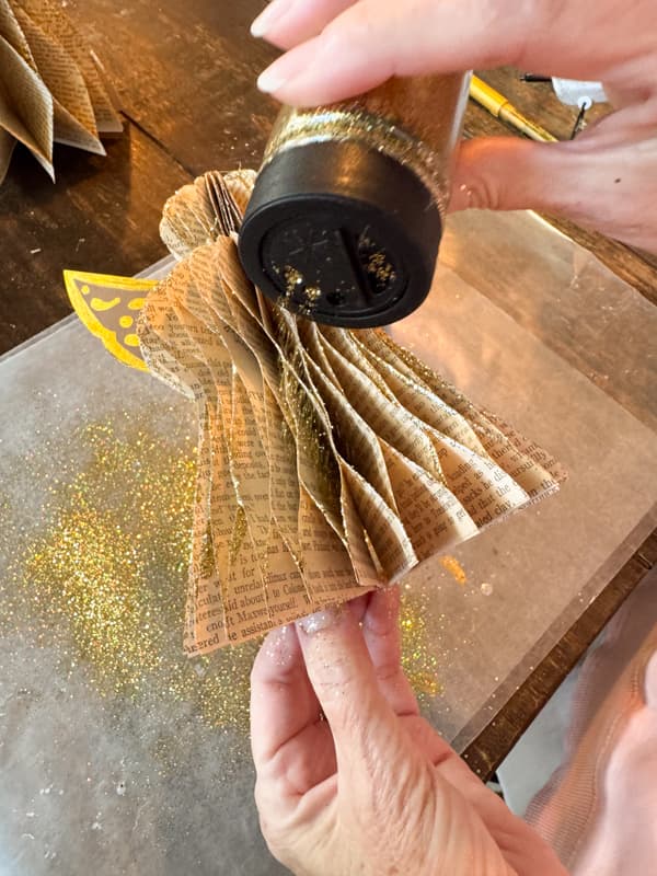 sprinkle angel edges with gold glitter