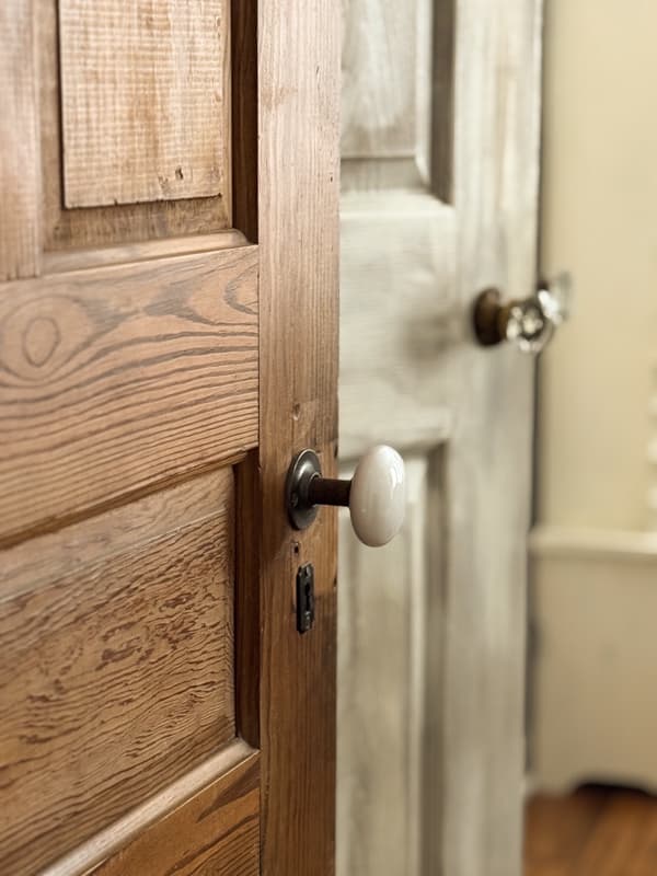 2 old door knobs on all doors for authentic vintage feel.