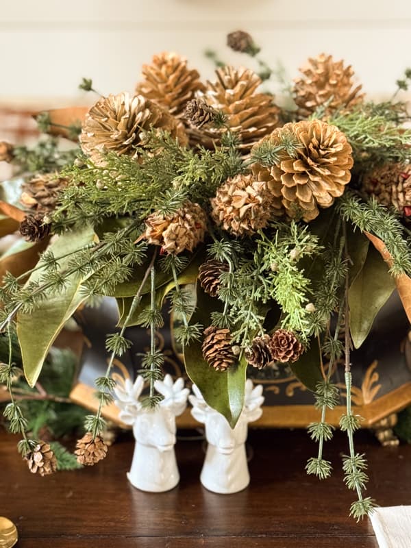 pinecone centerpiece with reindeer salt and pepper shakers
