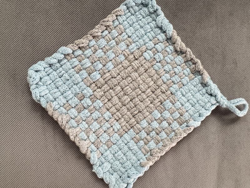blue and gray pot holder 
