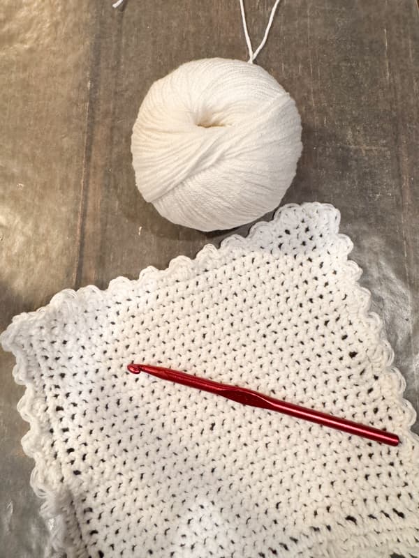 Finished crochet dishcloth with scalloped edge