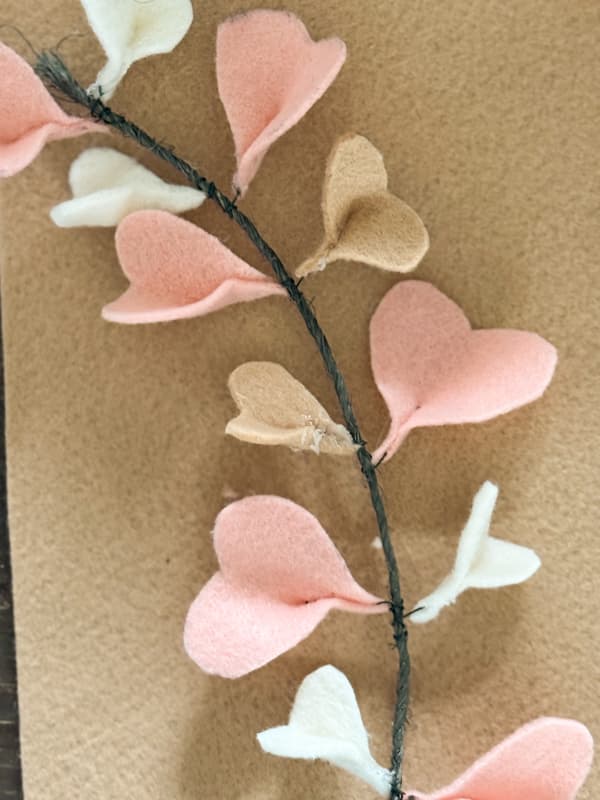 floral wire with flower hearts in pink beige and cream