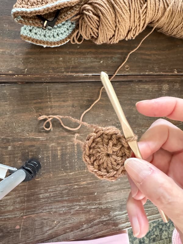 finish first round of double crochet circle for eyeglass case DIY 