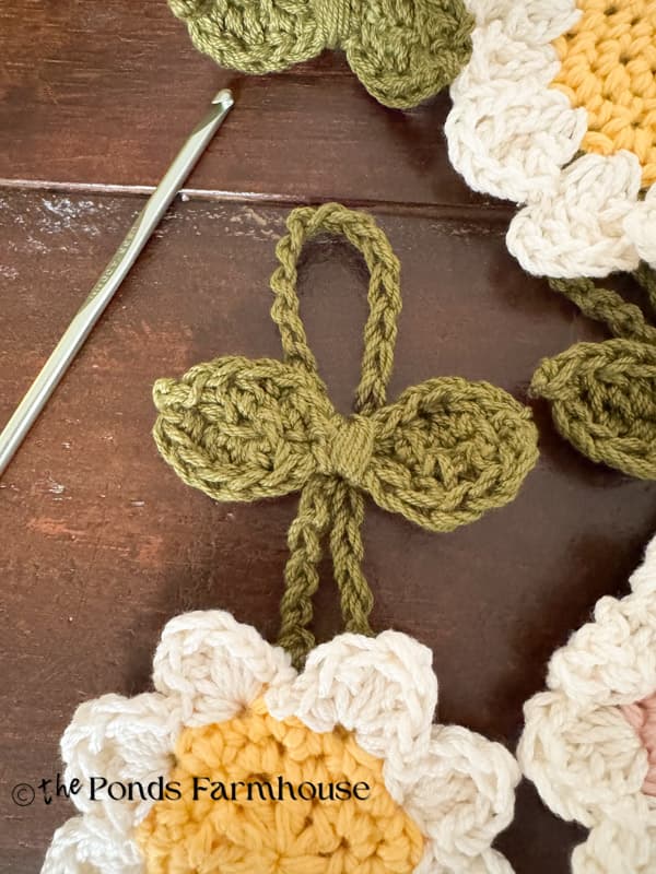 add crochet leaf to daisy chain 