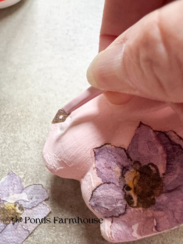 Apply the eye with tweezers to the bunny with napkin decoupage.