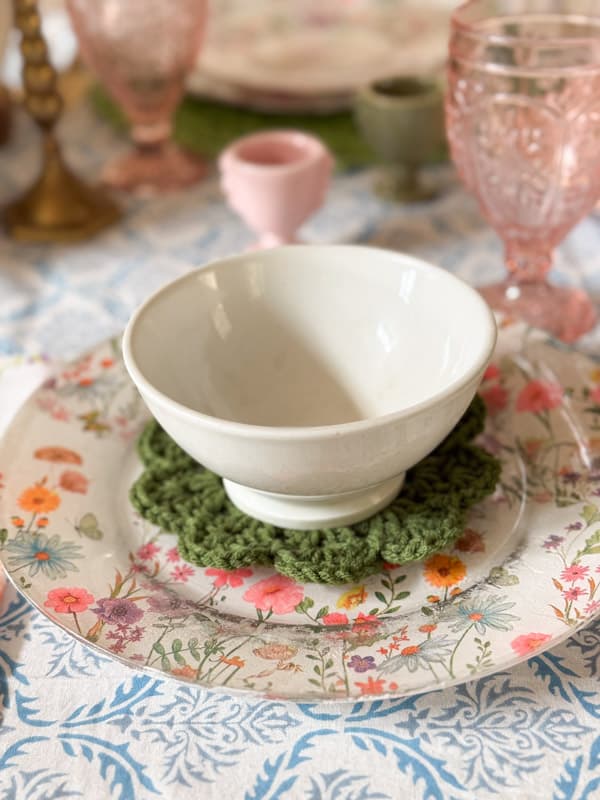 Geen doily under bowl on place setting