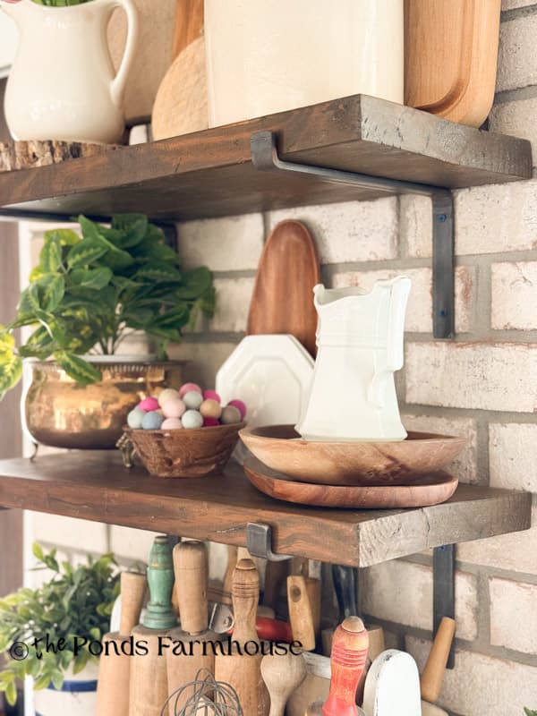 DIY open kitchen shelves with wooden accents for Wooden Kitchen trend