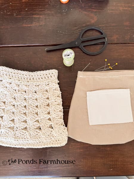 crochet purse with liner that includes a pocket for storage