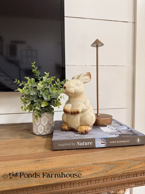 summer mantel decor with bunny, lamp and greenery