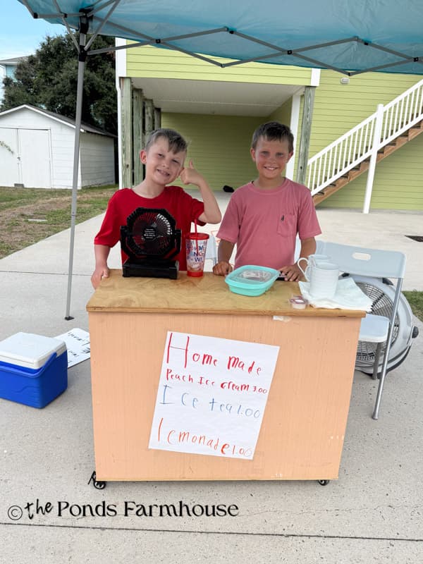 John and Campbell at lemonade stand