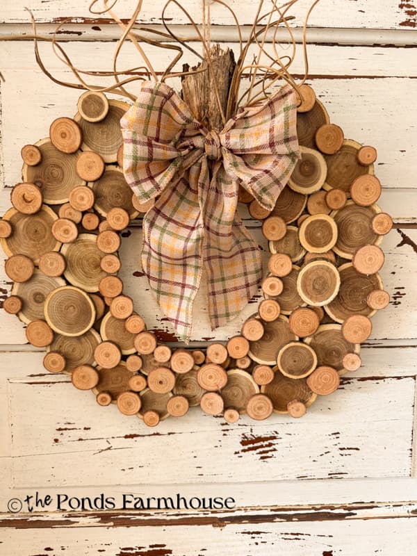 DIY Wood Slice Pumpkin Wreath on Chippy old door