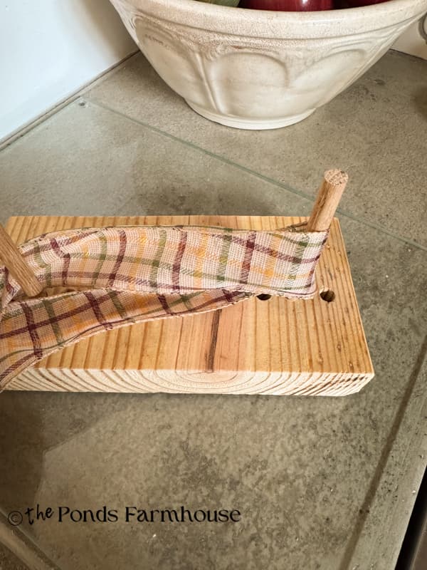 use DIY bow maker to create a plaid bow for the DIY wood slice pumpkin wreath